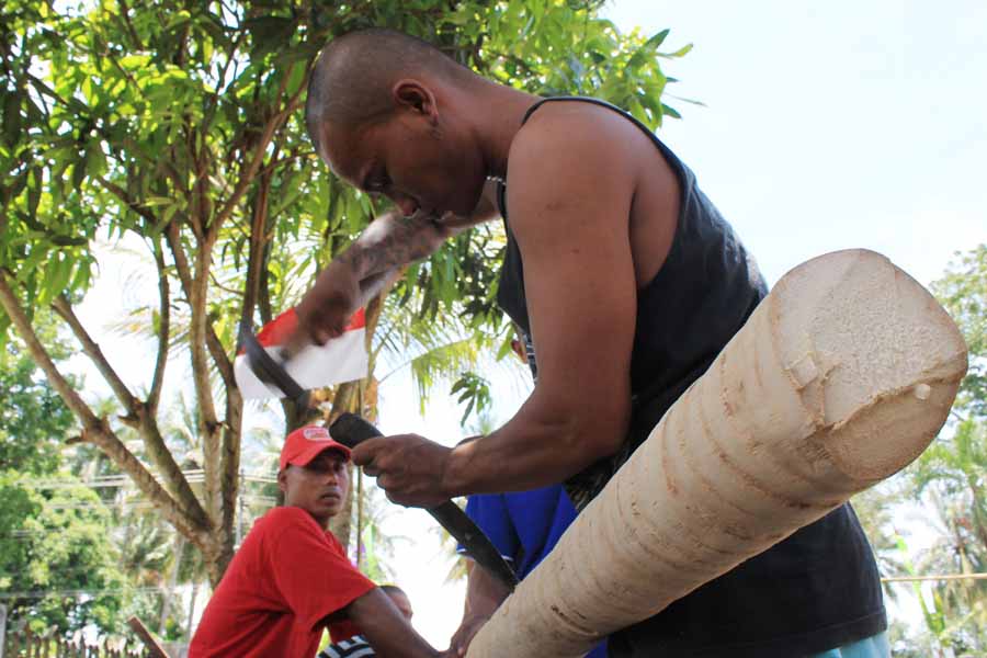 Warga myanmar persiapkan pohon pinang semarakan HUT RI di Lhokseumawe. @Irman I. Pangeran/atjehpost.co